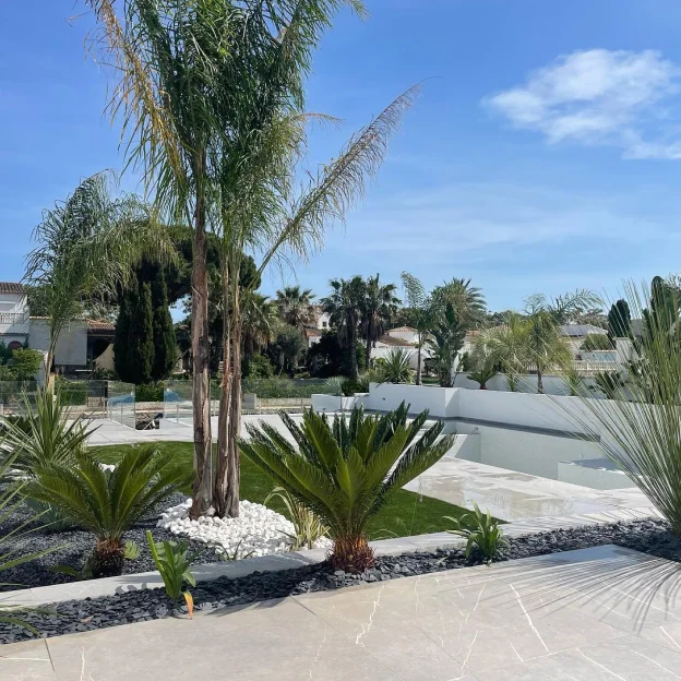 massifs végétal à Lunel Viel près de Montpellier dans l'Hérault 34